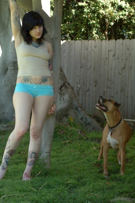 Tattooed punk chick takes her clothes off and poses in the backyard