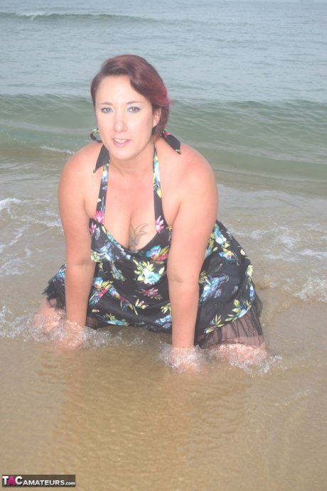 Amateur solo girl exposes herself while changing her attire at the beach