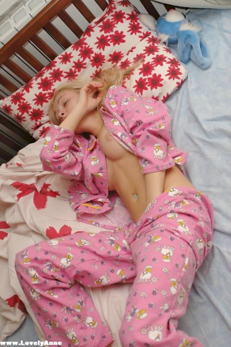 Natural blonde slips a hand down her pyjama bottoms to masturbate