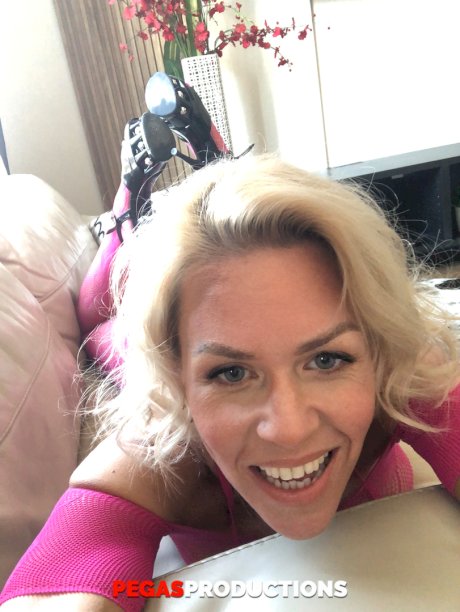 Blonde MILF Alyson Quee shows off her big boobs while fully naked