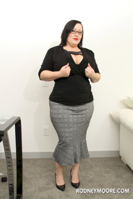 Fat MILF amateur Bunny De La Cruz loses her clothes and flaunts her big juggs
