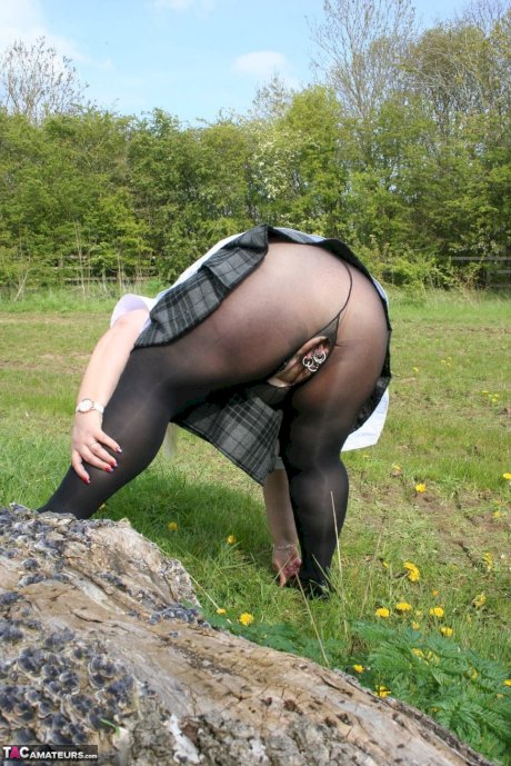 Thick British woman Lexie Cummings exposes herself in a field while wearing hose - Photo 7