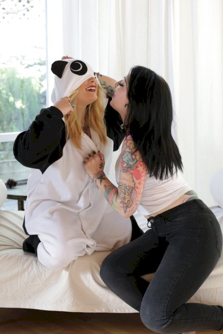 Tattooed lesbians Farrah Paws & Draven Star taste each other's holes - Photo 2