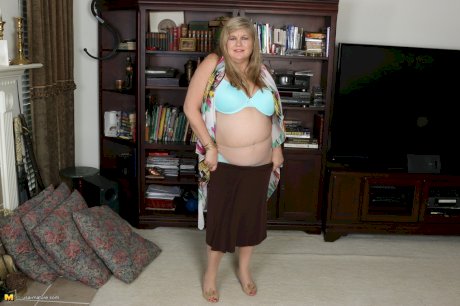 Obese mature lady from America unleashes her saggy boobs in her underwear