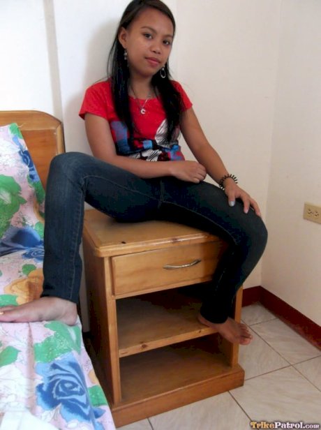 Teen Filipina Kimberly poses in the hotel room and gets cum on trimmed pubis - Photo 3
