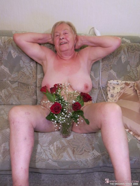 Short-haired granny shamelessly showing off her saggy tits in a solo