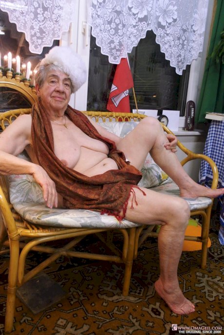Solo lady Kolandrina tries her hand at being a nude model before she turns 100 - Photo 14