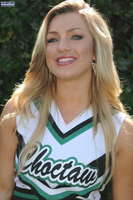 Blonde cheerleader Embry Prada unveils her body and pose in the back yard