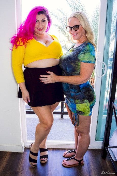 Chubby pornstars Alexis Abuse & Dee Siren flaunt their big bums & huge tits