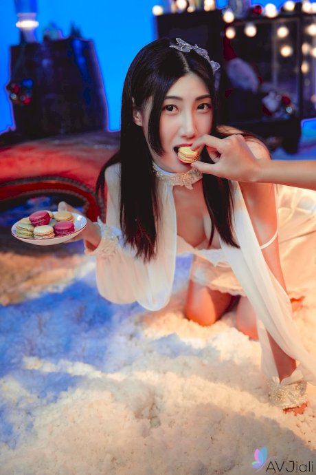 Sweet Asian babe Li Er shows off her big tits and gets banged from behind - Photo 11
