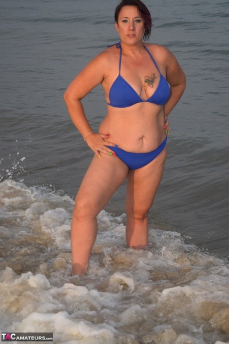 Older amateur Sara Banks poses naked in the ocean with a couple of girlfriends