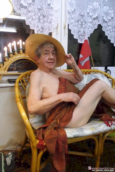 Solo lady Kolandrina tries her hand at being a nude model before she turns 100 - Photo 7