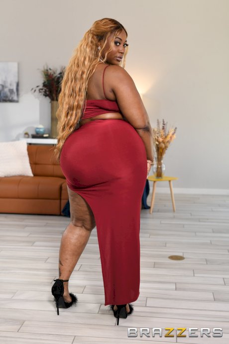 Blonde ebony Victoria Cakes flaunts her fat ass and big tits in a solo