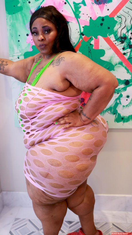 Obese black woman Simone Thyke works her huge ass during SFW action