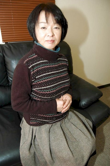 Mature Asian woman Tomoe Nakamachi undresses to reveal tiny tits - Photo 2