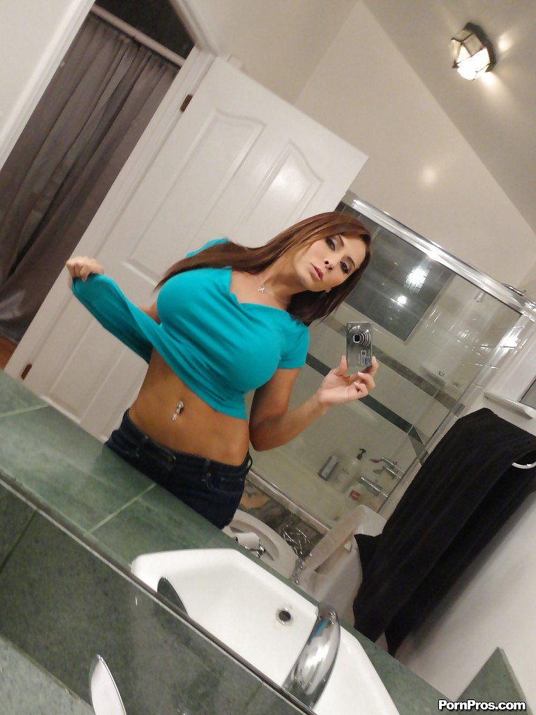 European ex-girlfriend Madison Ivy taking selfies in mirror while undressing pic