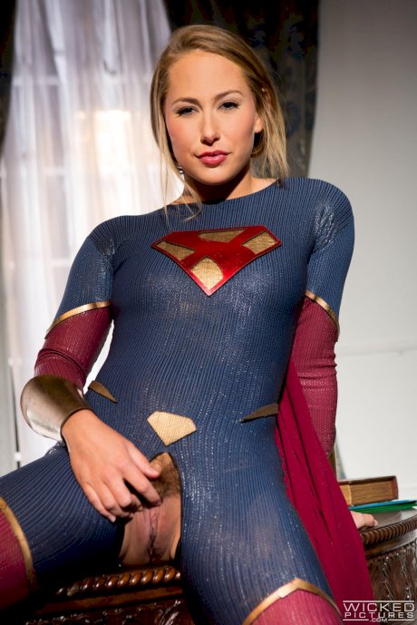 Sexy Wonder Woman Carter Cruise deepthroats and fucks a thick dick - Photo 1