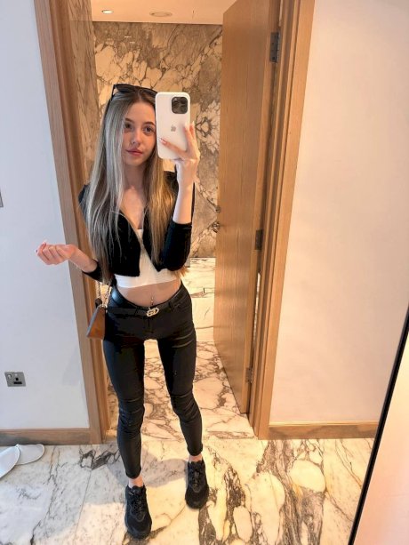Amateur girl with long hair takes selfies in a variety of outfits - Photo 7