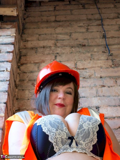 Amateur fatty Roxy gets naked on a staircase in a hardhat and boots