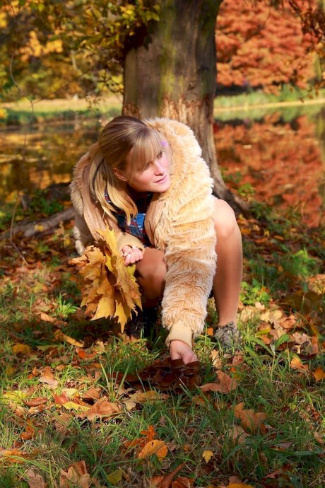 Blonde girl and her boyfriend have sex on the ground on an autumn day - Photo 1