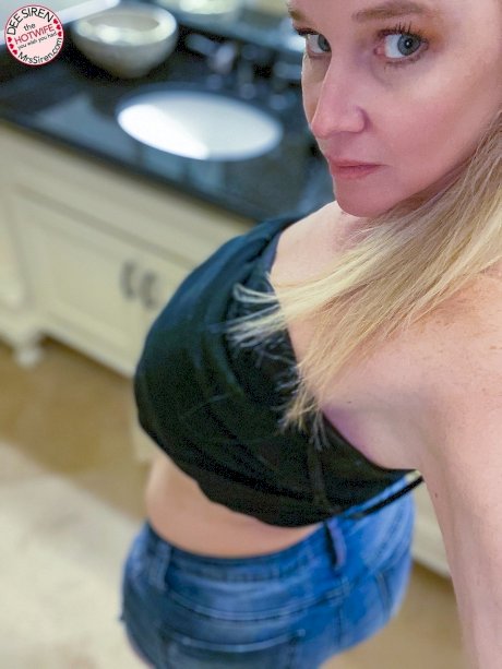 Blonde fatty Dee Siren strips to her turquoise panties & shows her juicy tits