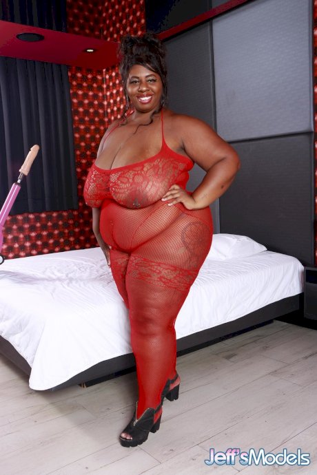 Black woman Thammy Leviemont shows off her chubby body & rides a machine dildo