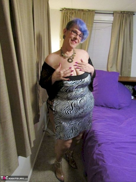 Old woman Bunny Gram shows her hose covered pussy on a bed in pointy shoes