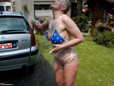 Older blonde Tiffany Pearl washes her car while wearing a bikini - Photo 14