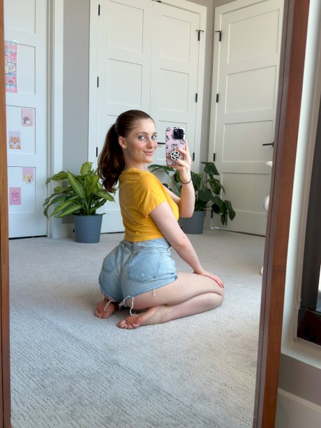 Beautiful babe flaunts her big booty in a sexy compilation in cute outfits