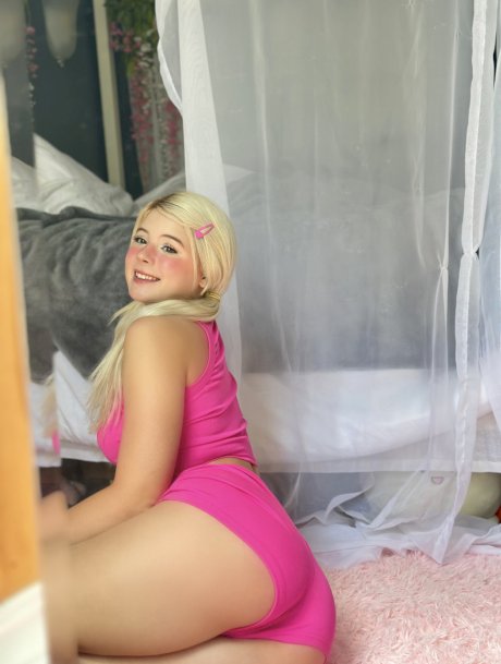 Blonde OnlyFans cam babe Yumi Bumsy flaunts her big ass in a sexy compilation