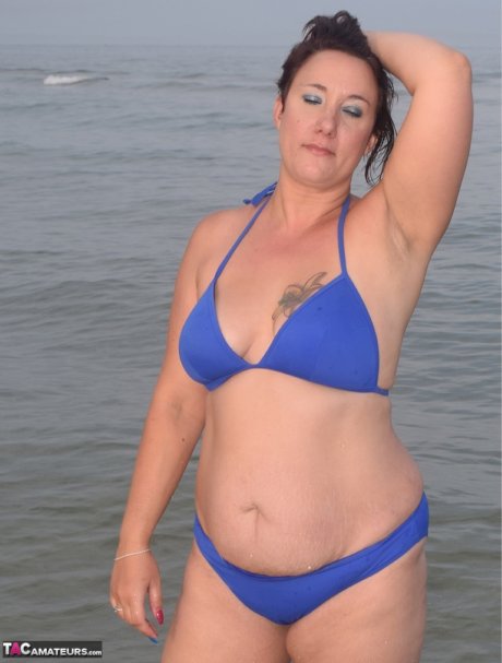 Older amateur Sara Banks poses naked in the ocean with a couple of girlfriends