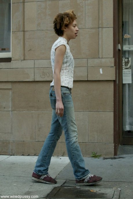 Jamie is masturbated with an electrical toy by a lesbian while out for a walk - Photo 11