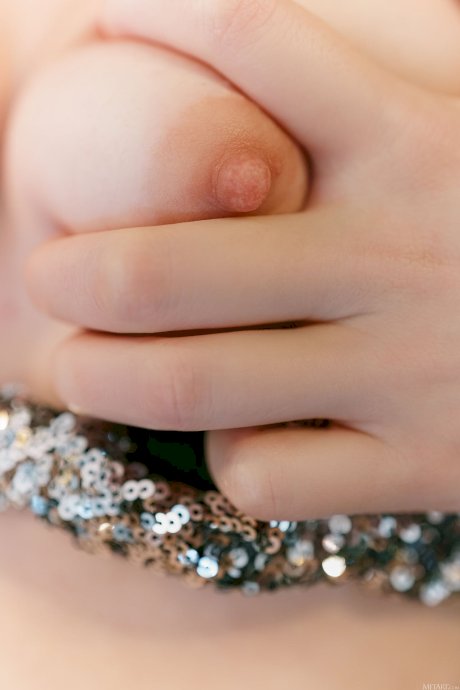 Beautiful teen Kate Quinn goes nude while consuming peeled oranges - Photo 3
