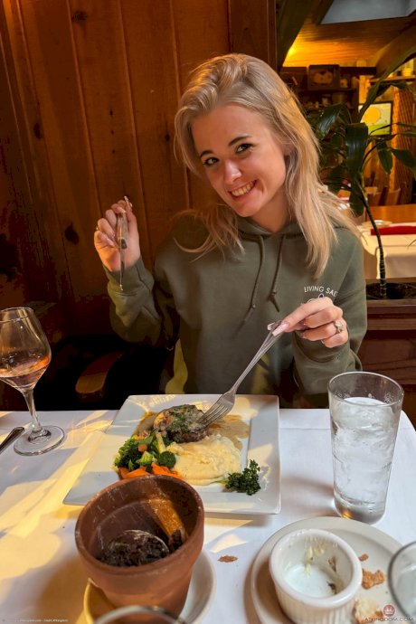 Blonde amateur Nicole Nichols shows her pussy before enjoying a meal out - Photo 21