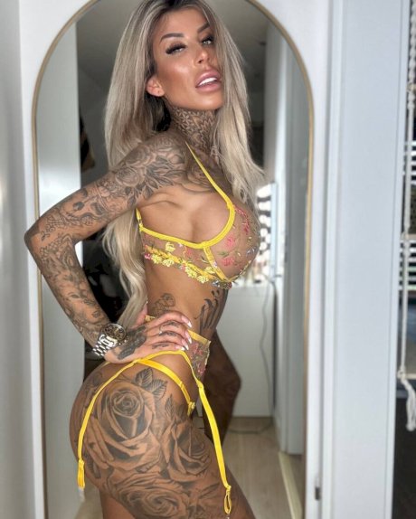 Inked amateur bombshell Jacky posing in her exotic yellow lingerie