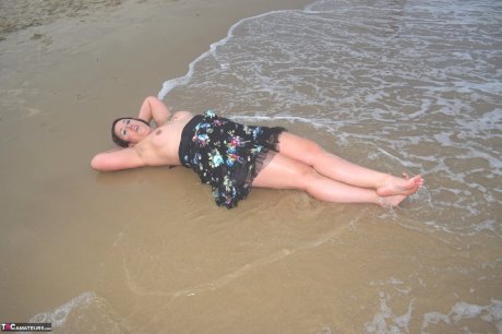 Amateur solo girl exposes herself while changing her attire at the beach