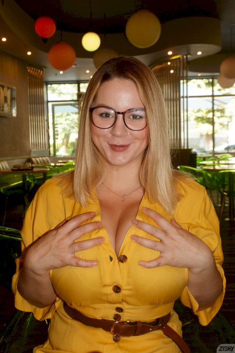 Russian babe Ivanna Ershova stripping & unleashing her big boobs in public