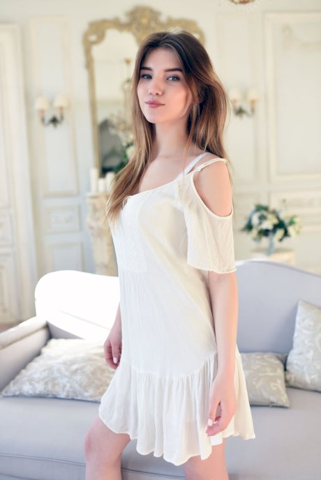 Skinny beauty Caramel doffs her white dress and flaunts her boobs - Photo 2