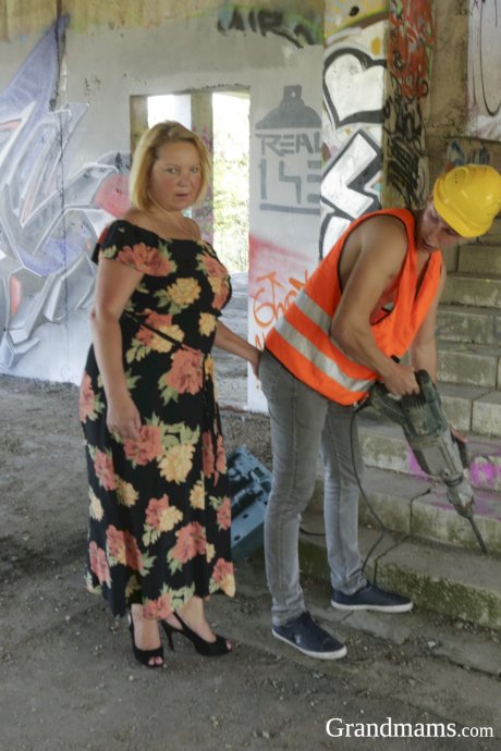 Kinky mature BBW getting fucked by a skinny teenage construction worker
