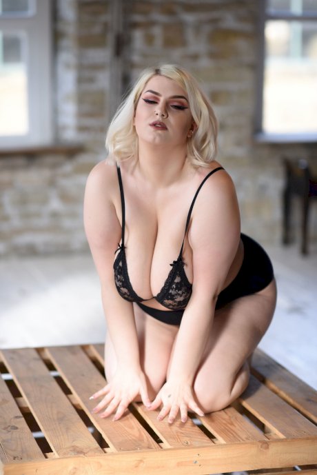 Blonde fatty Peaches flaunts her monster boobs after doffing a lacy bra