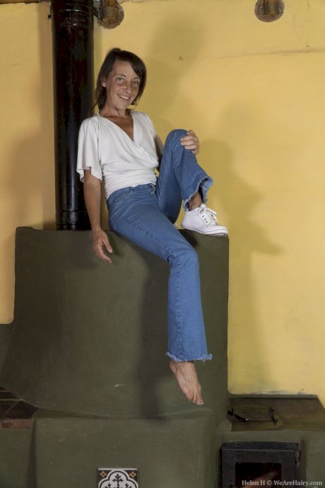 Amateur wife Helen H doffs her jeans and shirt and plays with her bushy muff - Photo 3