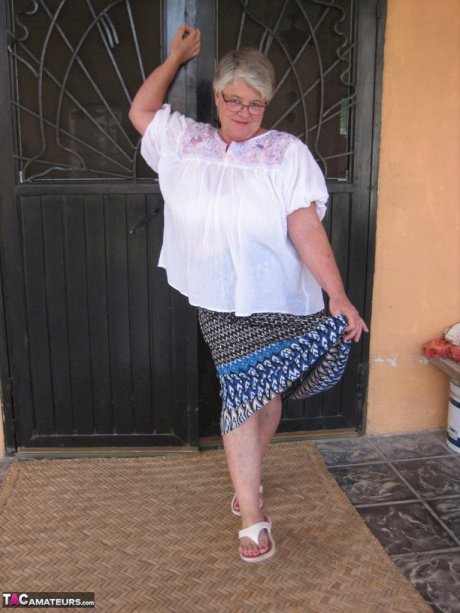 Old amateur Girdle Goddess exposes her obese body outside her front door