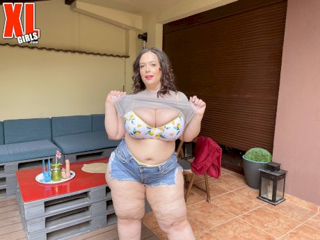 Obese brunette Mia Sweetheart oils up her curvy body after getting bare naked
