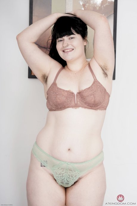 Brunette plumper Cece spreads her hairy vagina after going nude - Photo 8