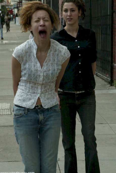 Jamie is masturbated with an electrical toy by a lesbian while out for a walk - Photo 8