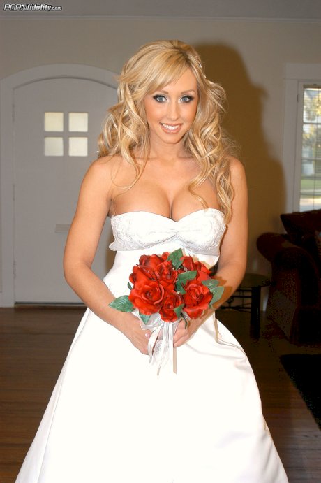 Blue-eyed blonde Jessica Lynn shows her fake tits on her wedding day