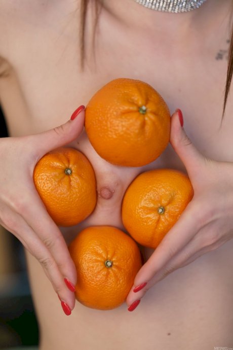 Beautiful teen Kate Quinn goes nude while consuming peeled oranges - Photo 21