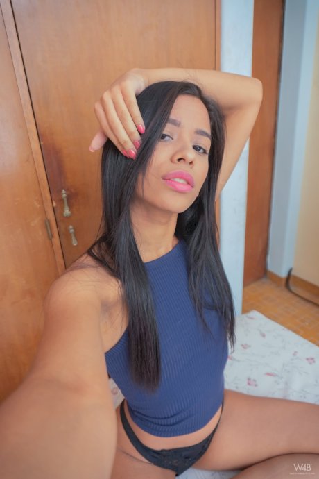 Slender Karin Torres exposes her great vagina lips while taking nude selfies - Photo 2