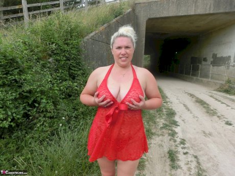 Blonde amateur Barby exposes her overweight body in a rural location