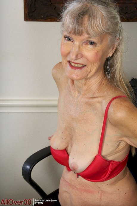 Old amateur Linda Jones uncovers her saggy tits as she gets bare naked